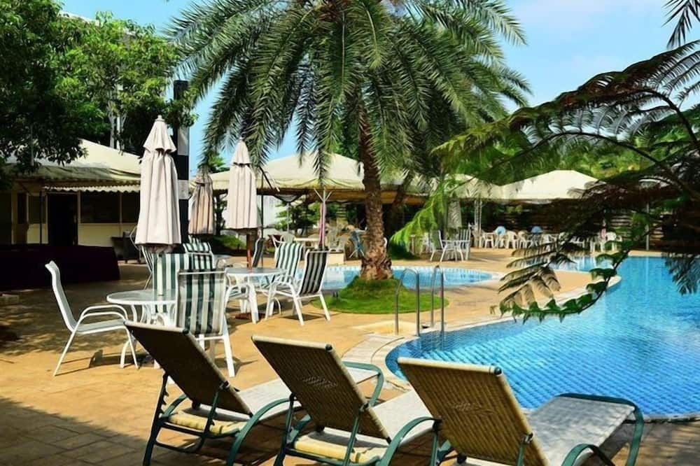 حوض السباحة