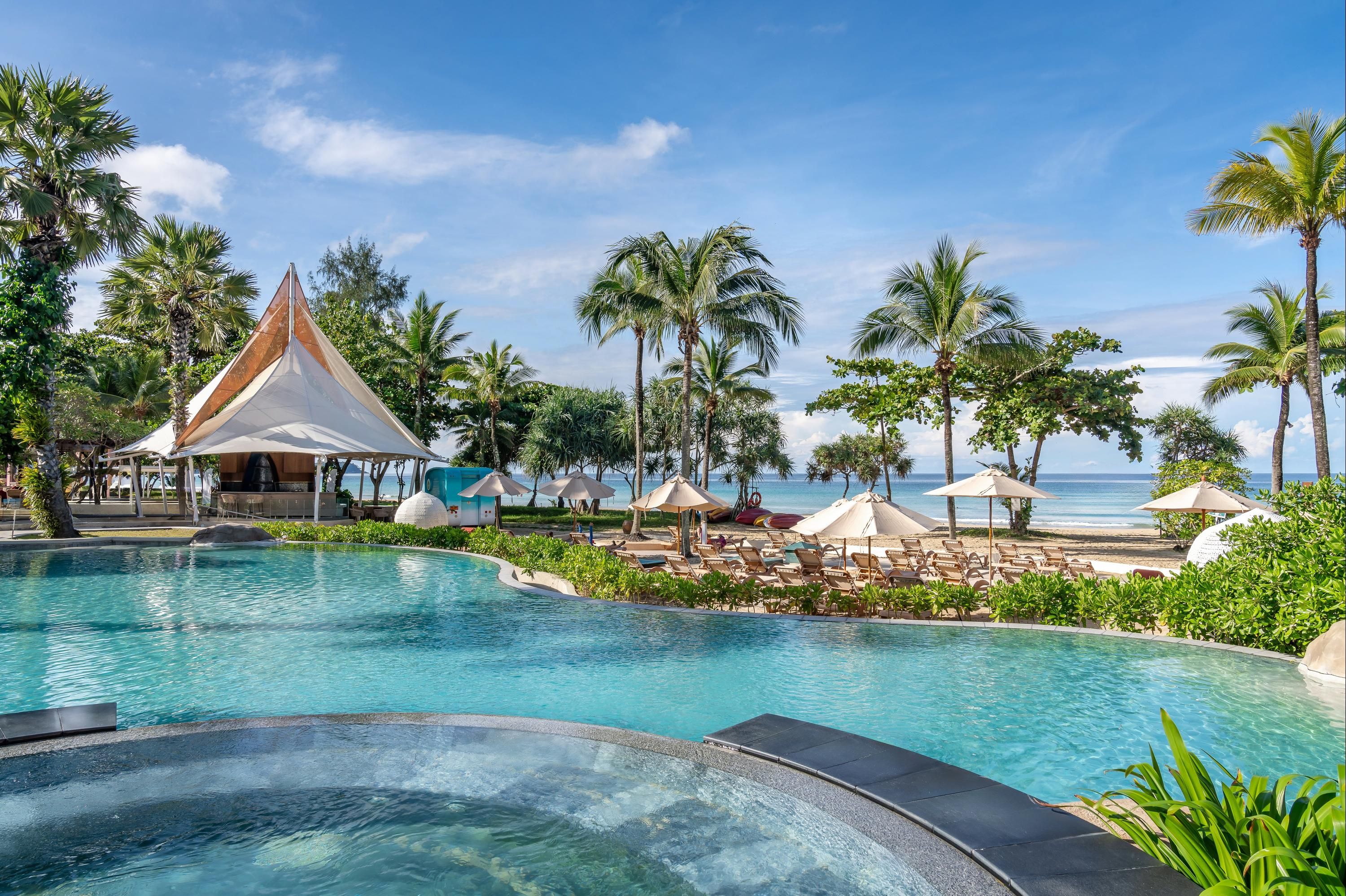 حوض السباحة