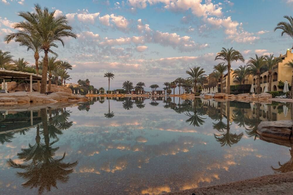 حوض السباحة
