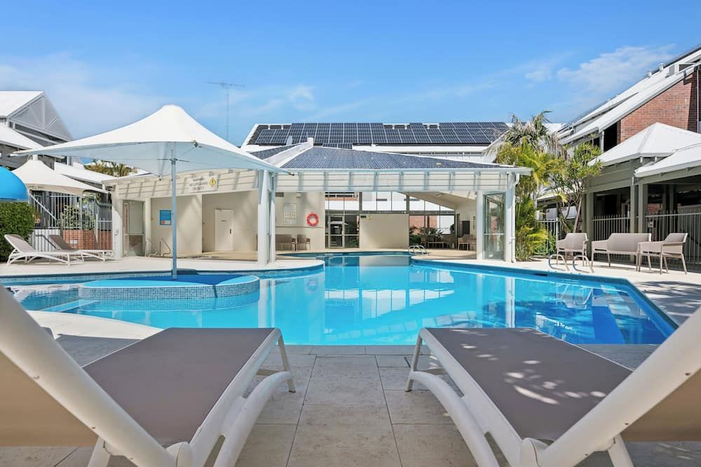 حوض السباحة