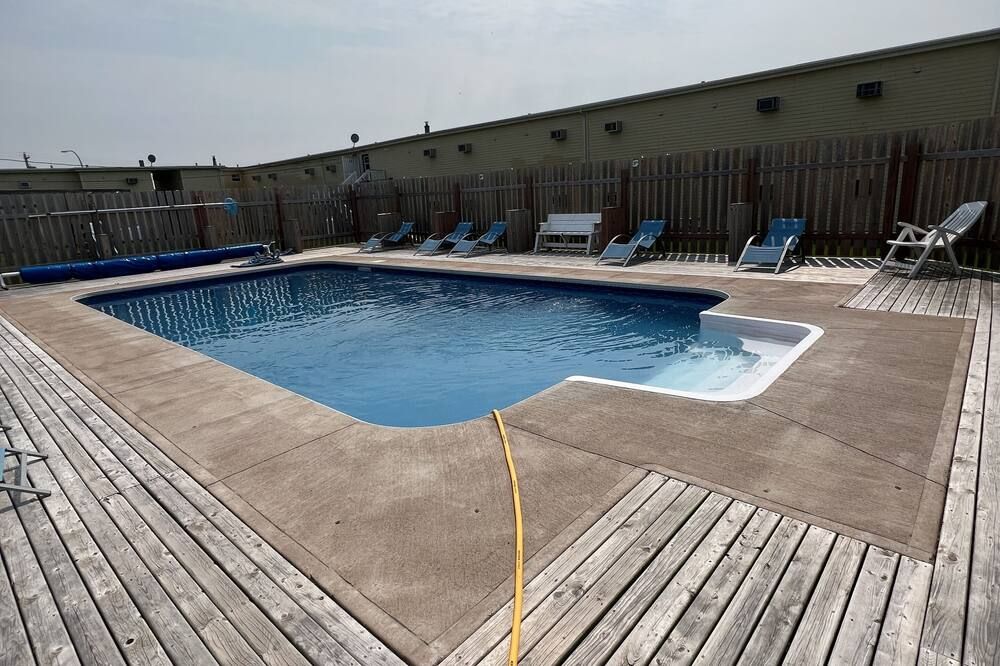 حوض السباحة