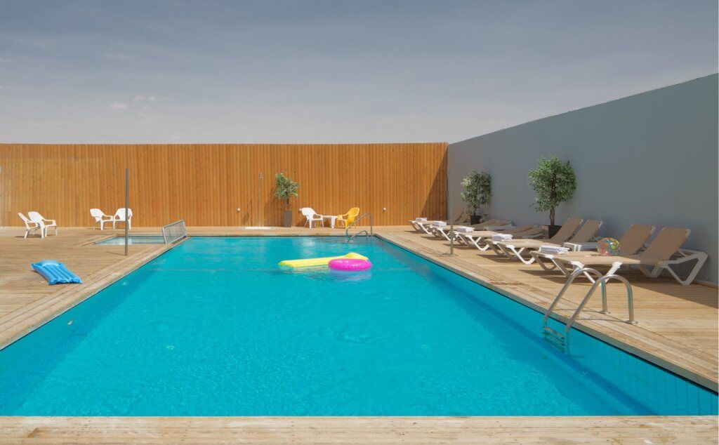 حوض السباحة