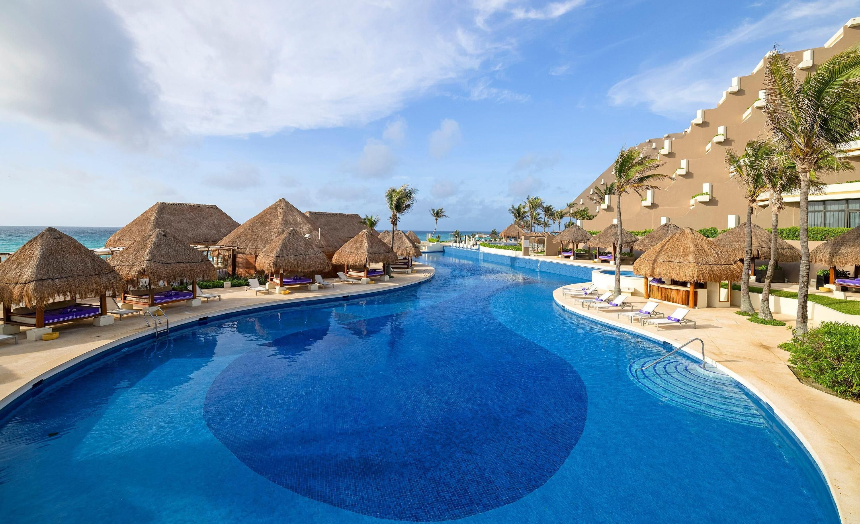 حوض السباحة