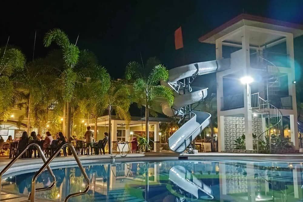 حوض السباحة