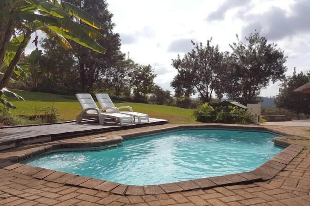 حوض السباحة