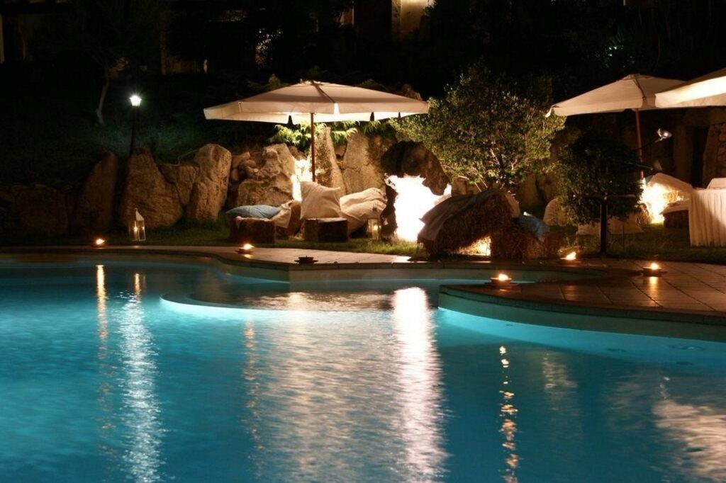 حوض السباحة