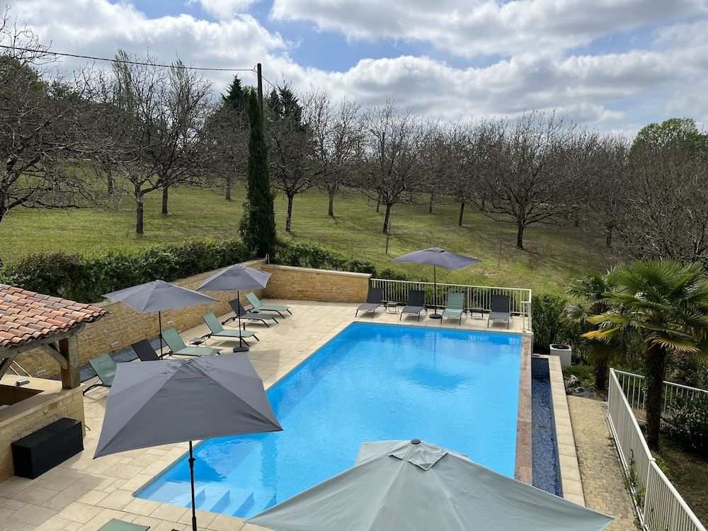 حوض السباحة