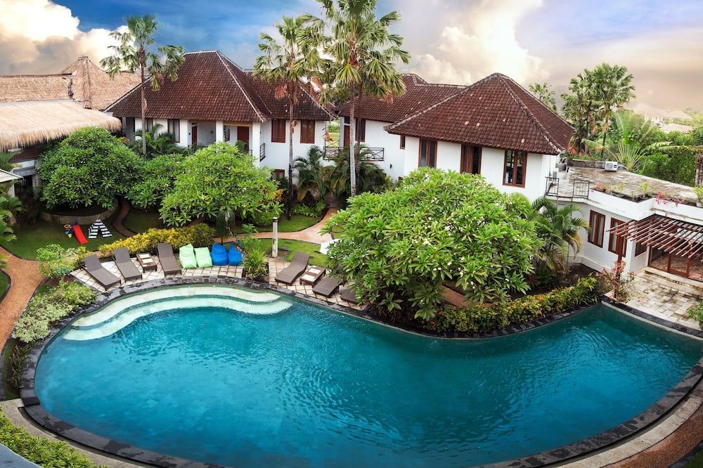 حوض السباحة