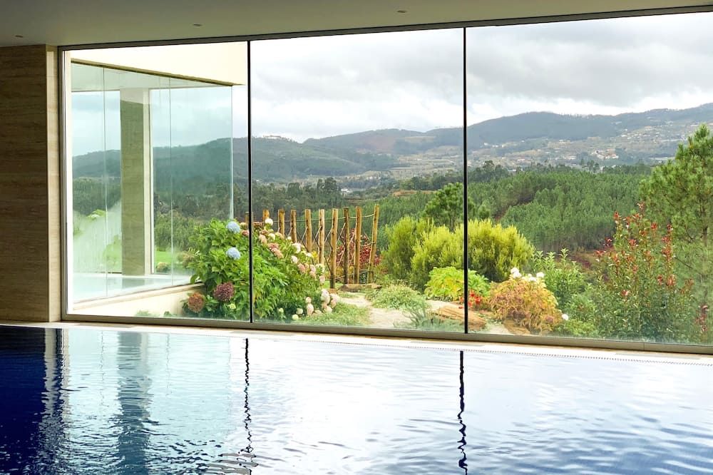 حوض السباحة