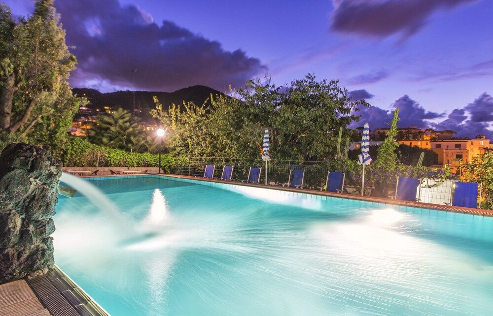 حوض السباحة صورة