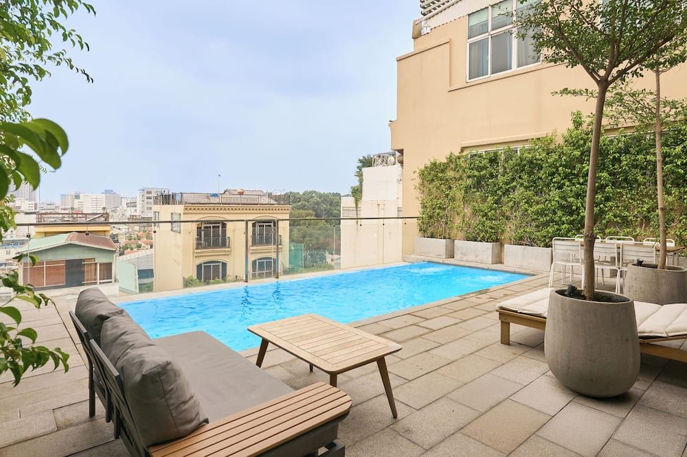 حوض السباحة