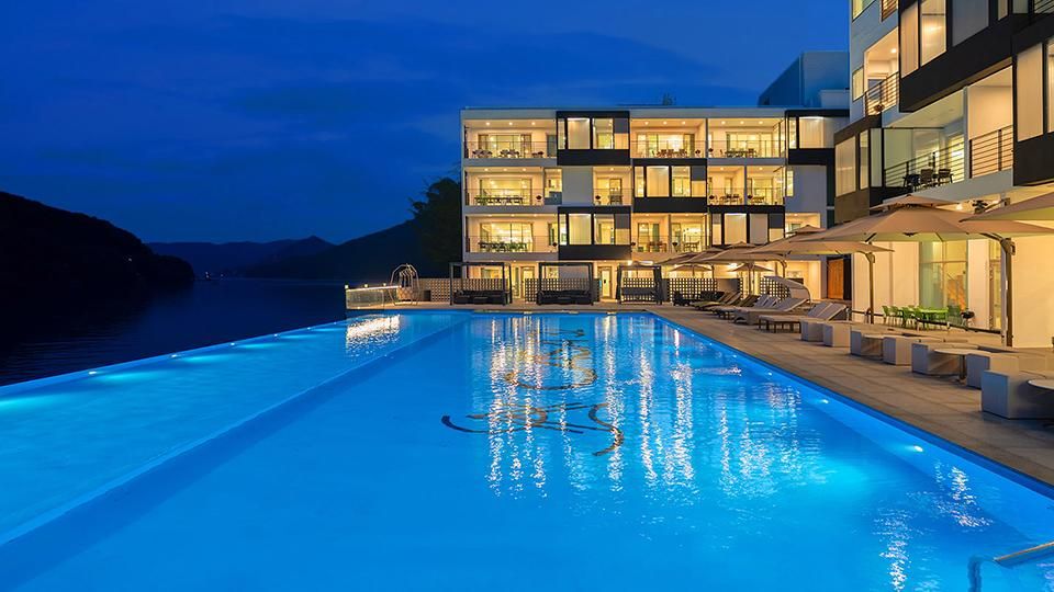 حوض السباحة