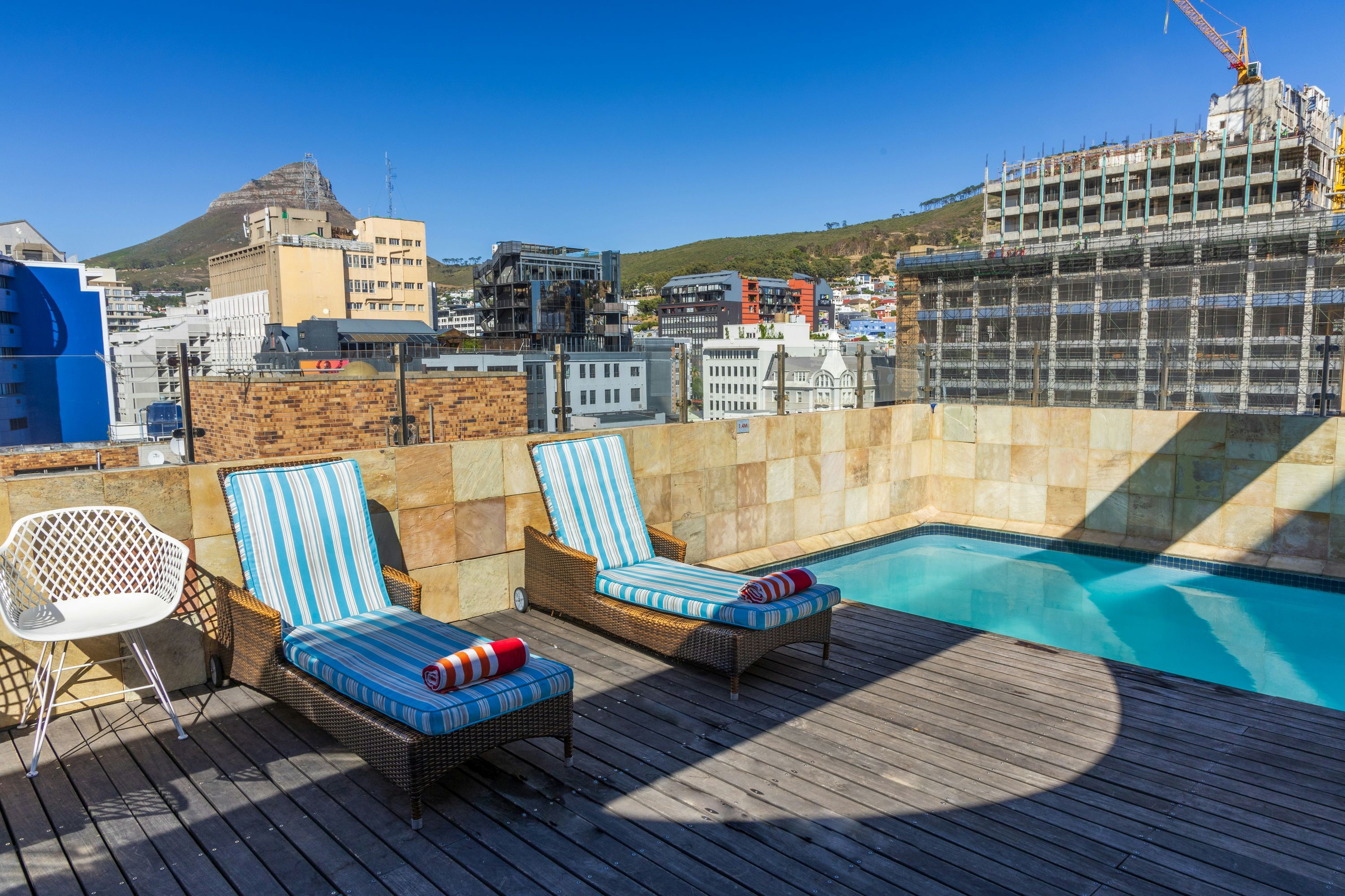 حوض السباحة