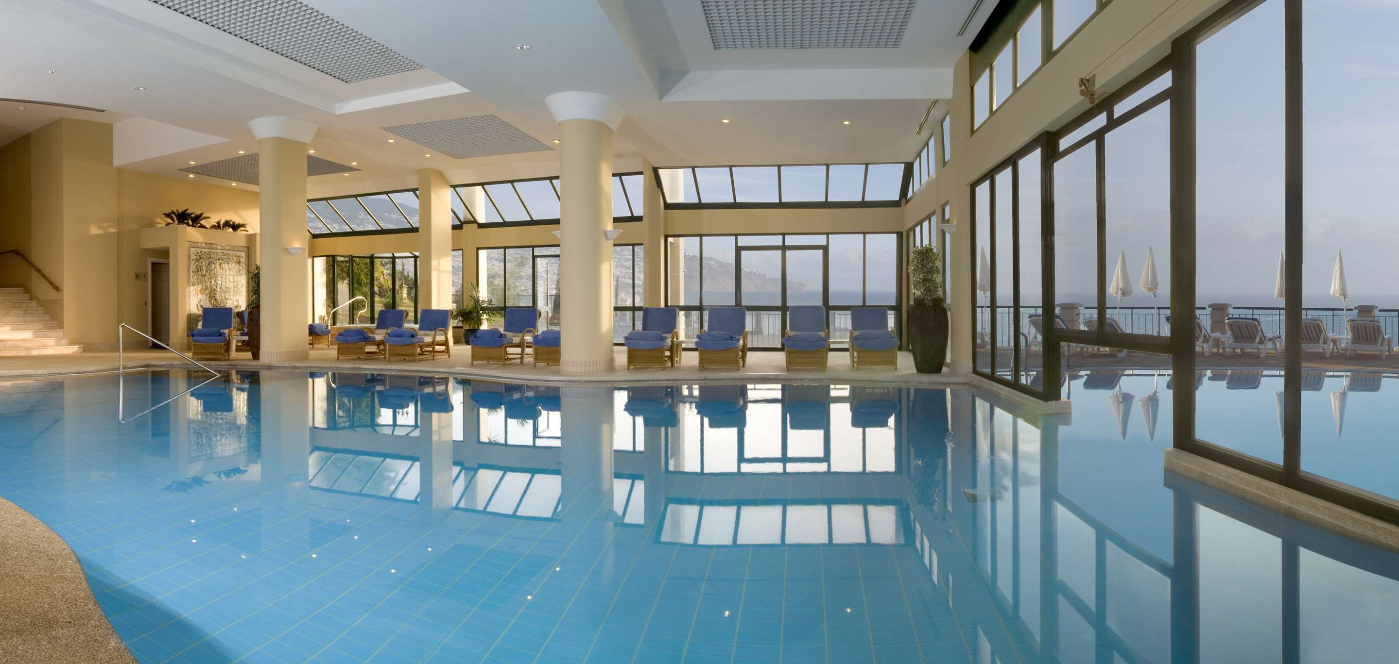 حوض السباحة