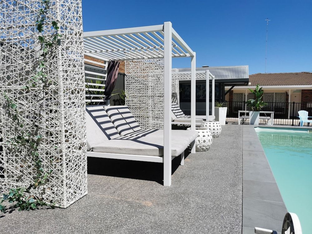 حوض السباحة