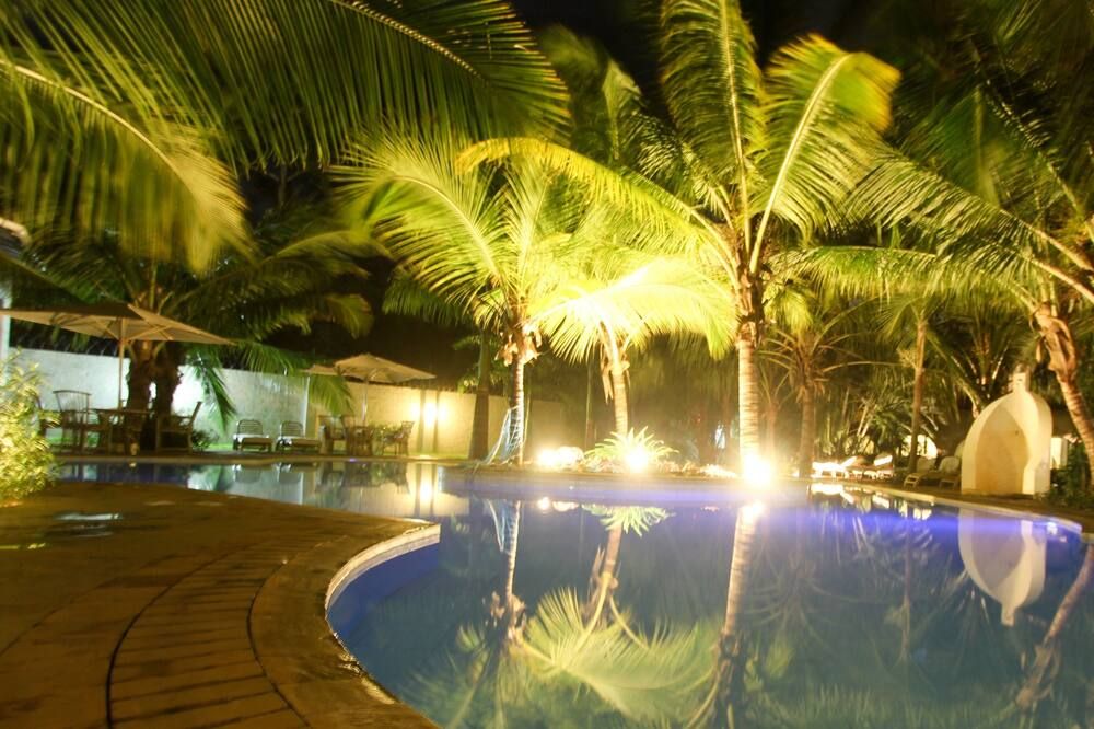 حوض السباحة