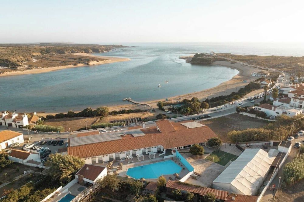 حوض السباحة