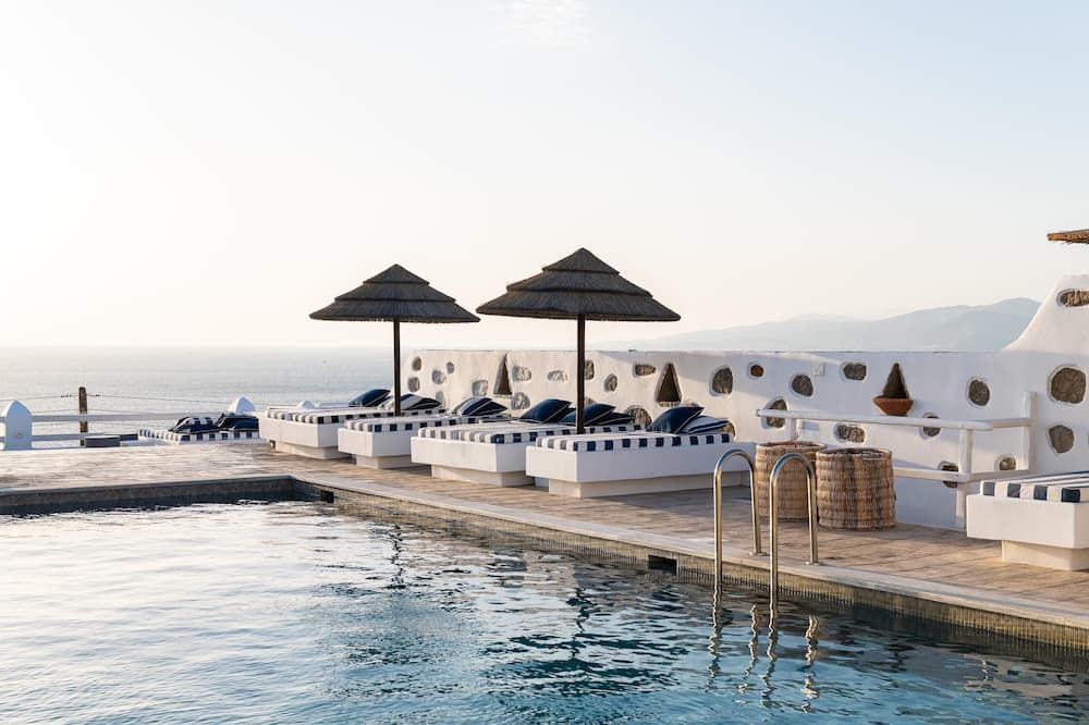 حوض السباحة