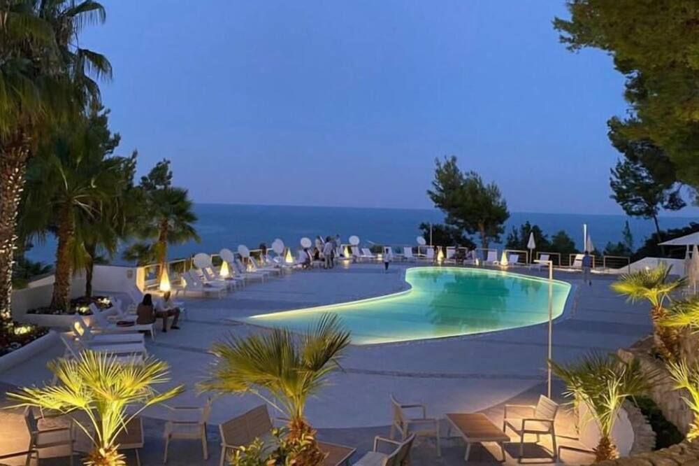 حوض السباحة