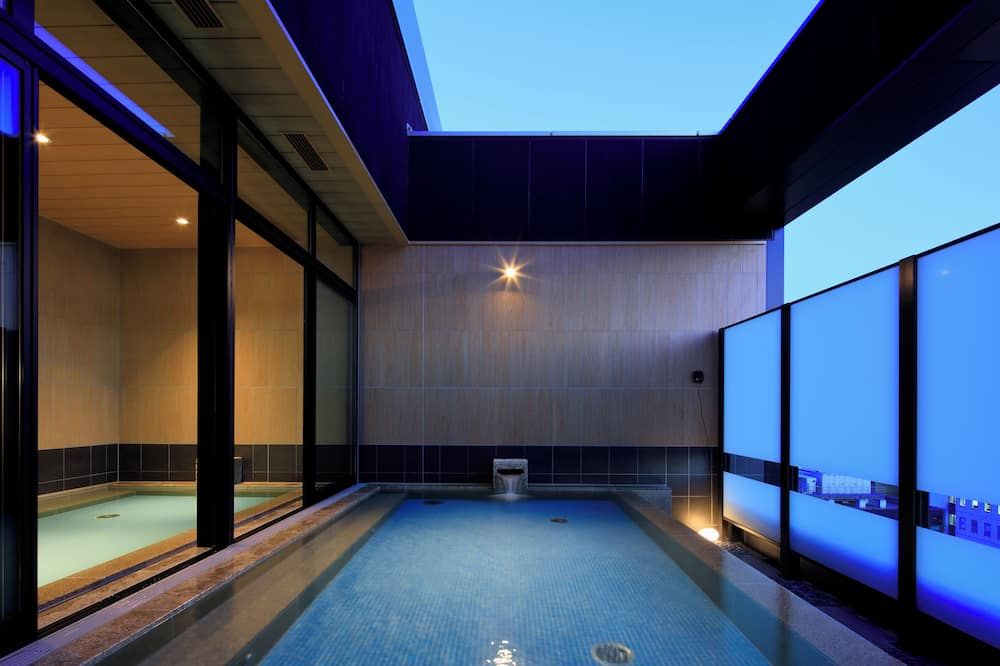 حوض السباحة