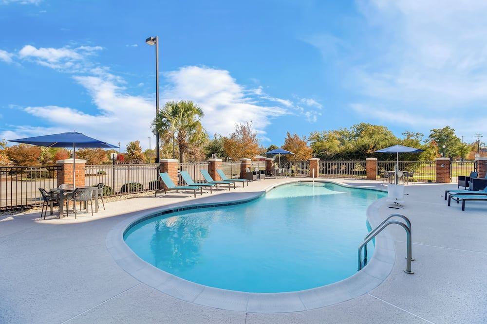 حوض السباحة