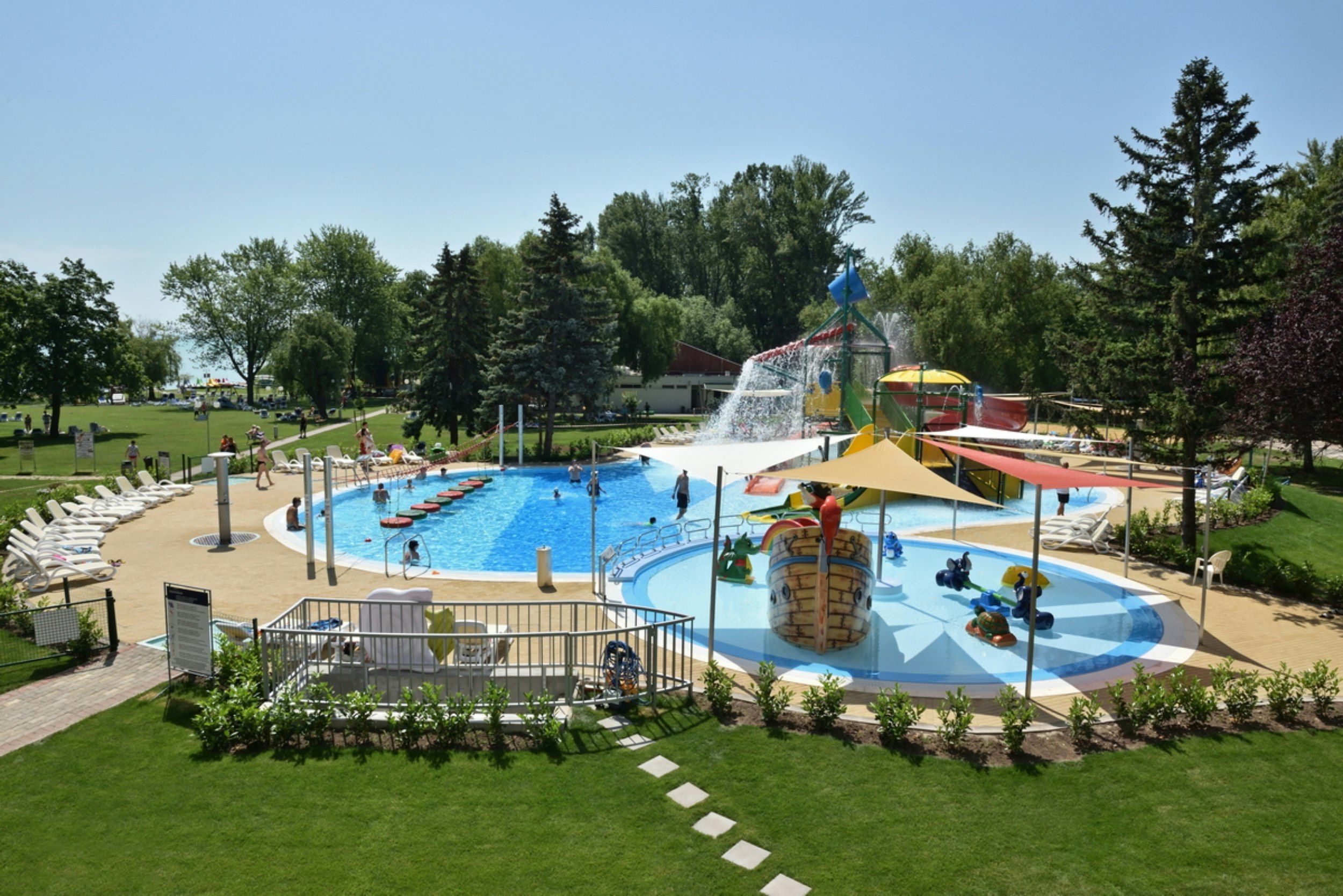 حوض السباحة