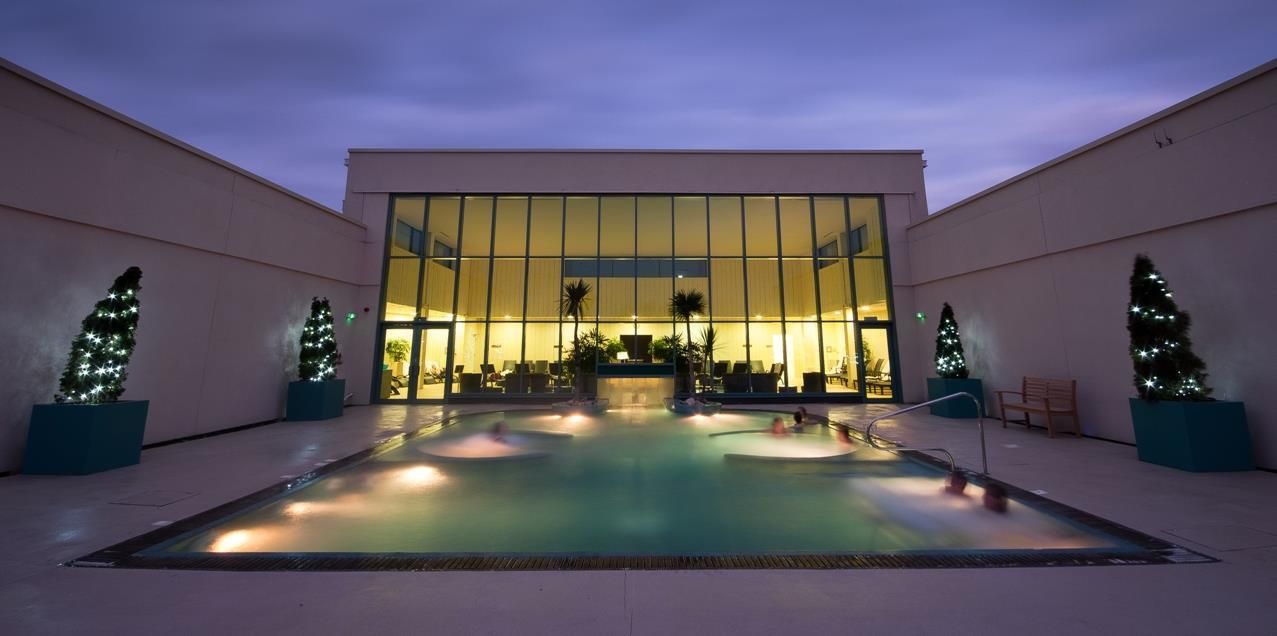 حوض السباحة