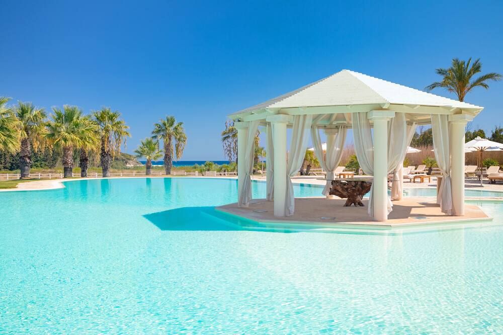 حوض السباحة