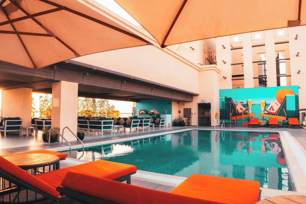 حوض السباحة