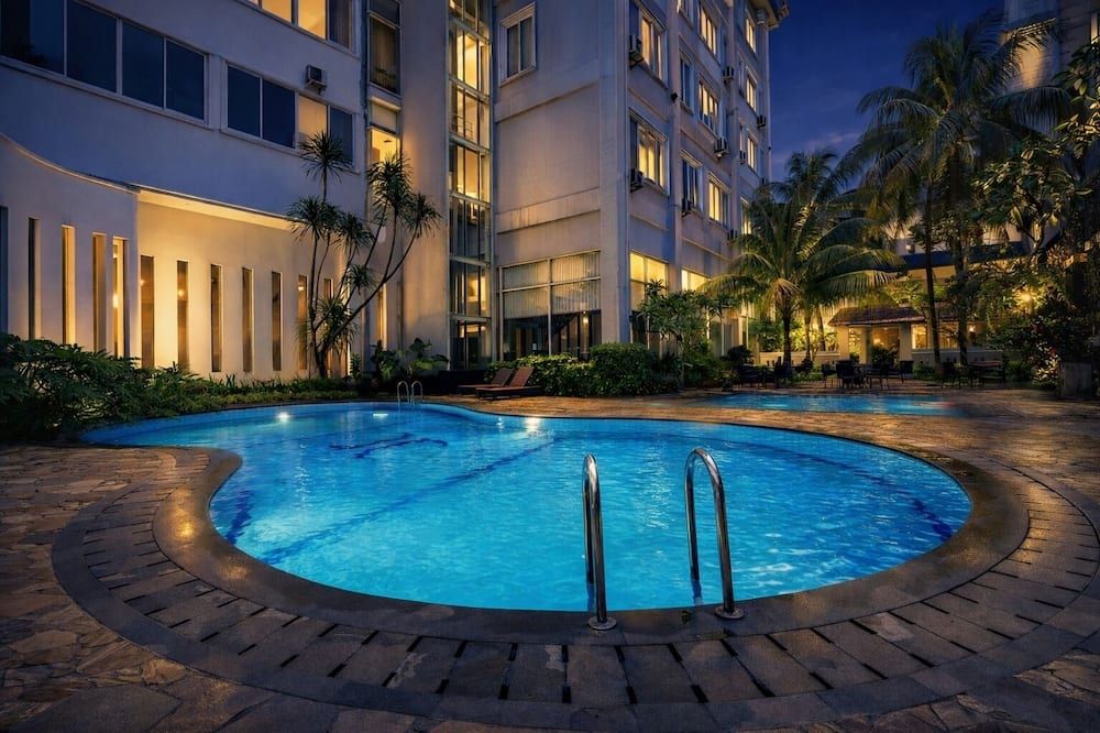 حوض السباحة