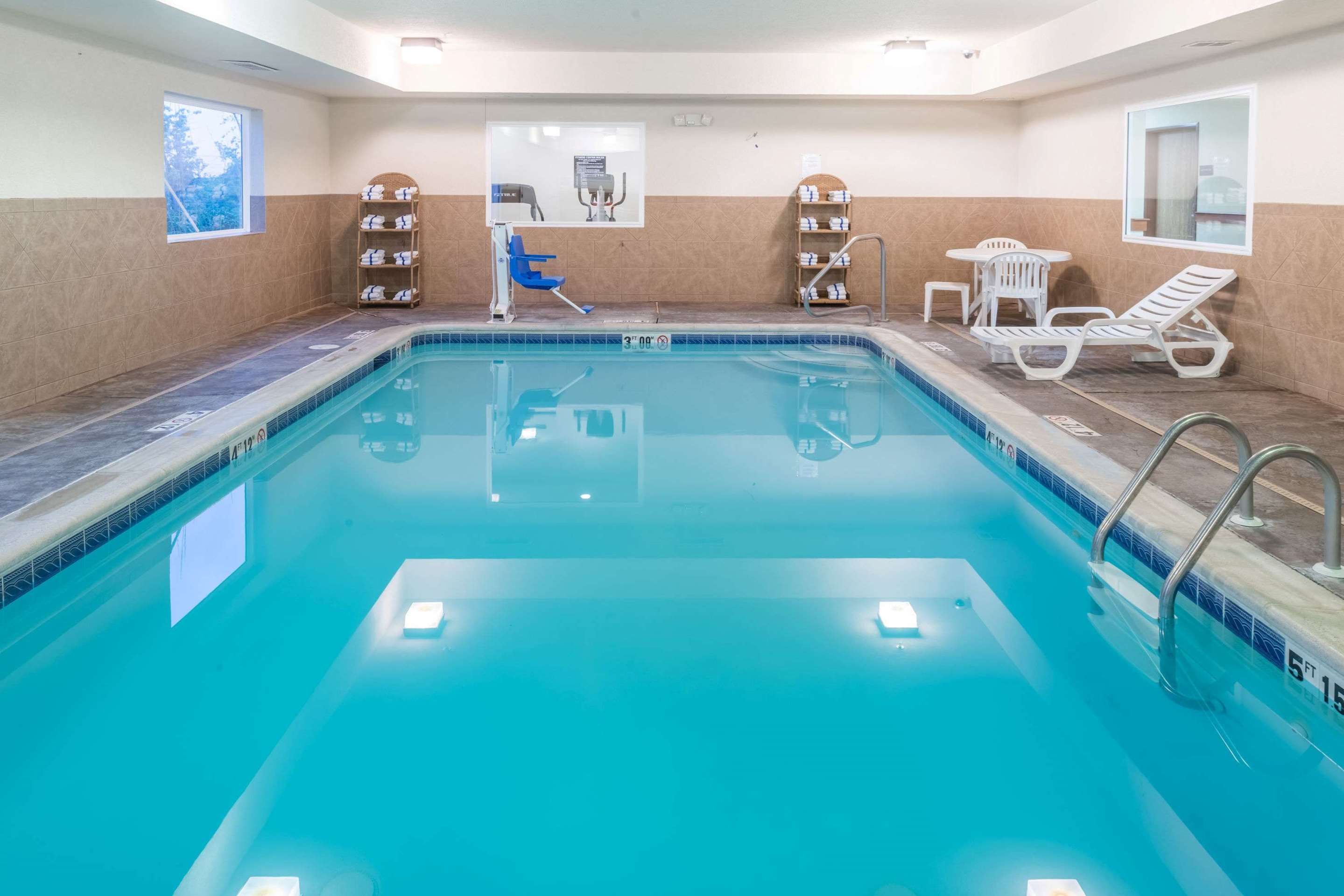 حوض السباحة