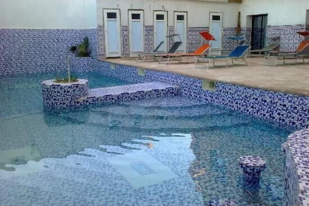 حوض السباحة