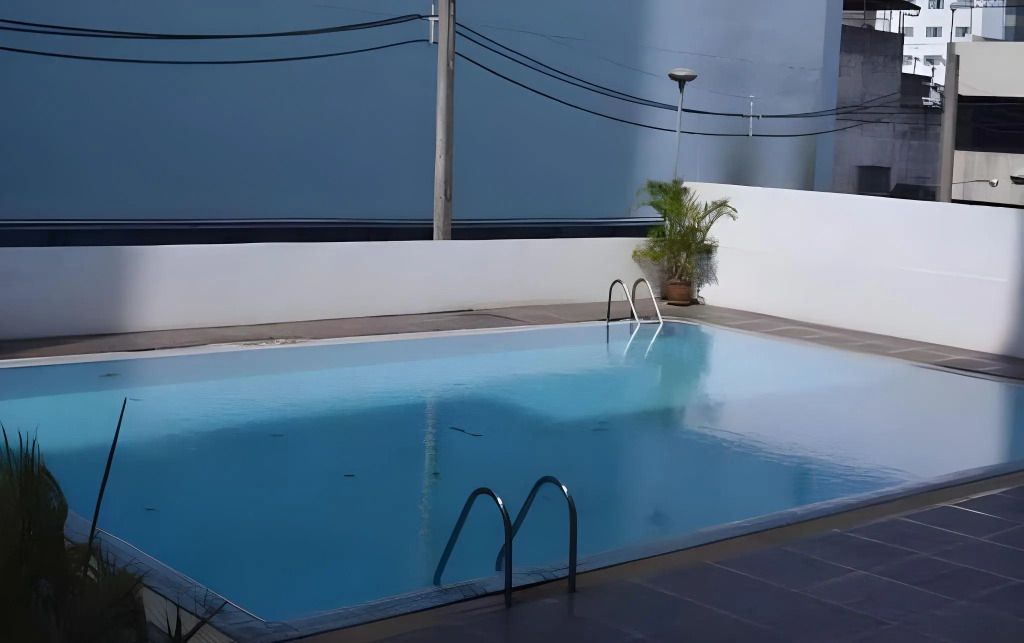 حوض السباحة