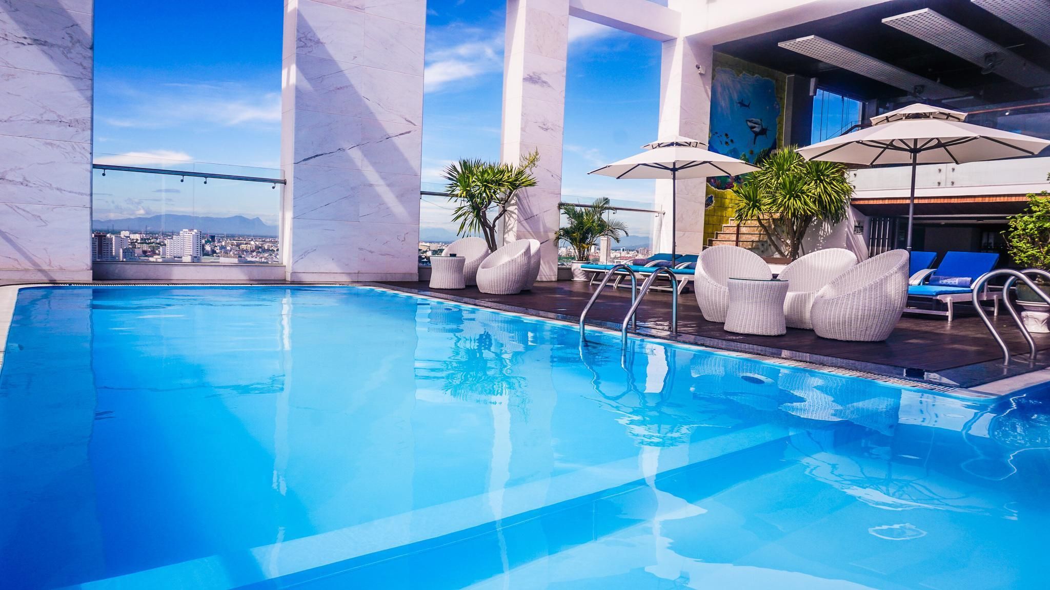 حوض السباحة