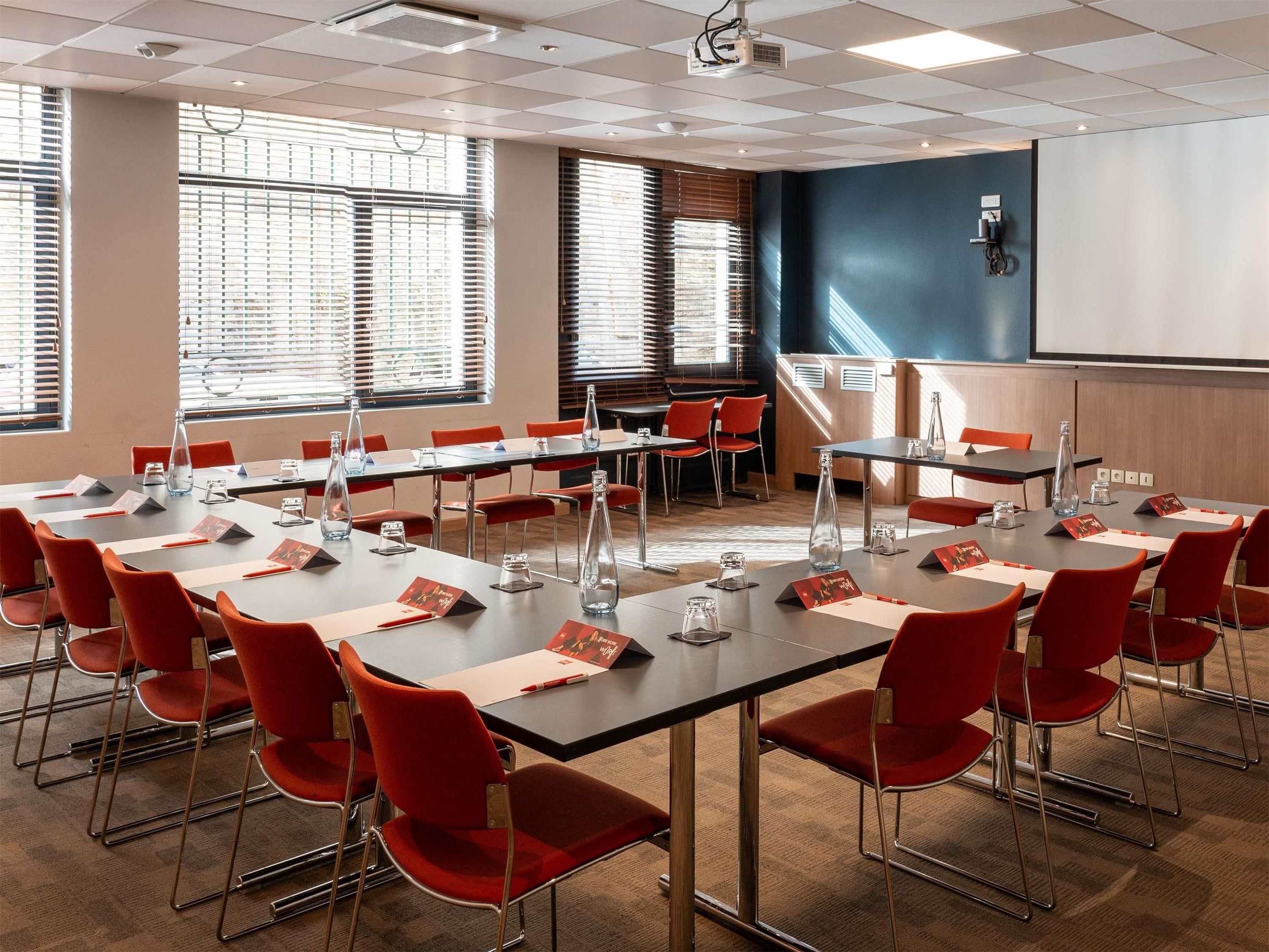 غرفة الاجتماعات