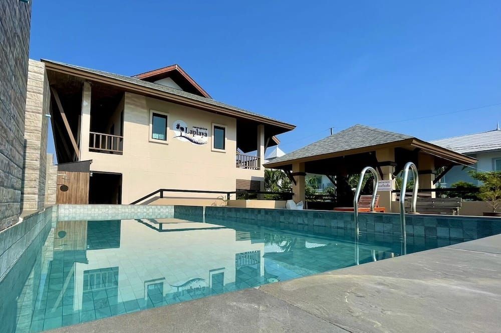 حوض السباحة