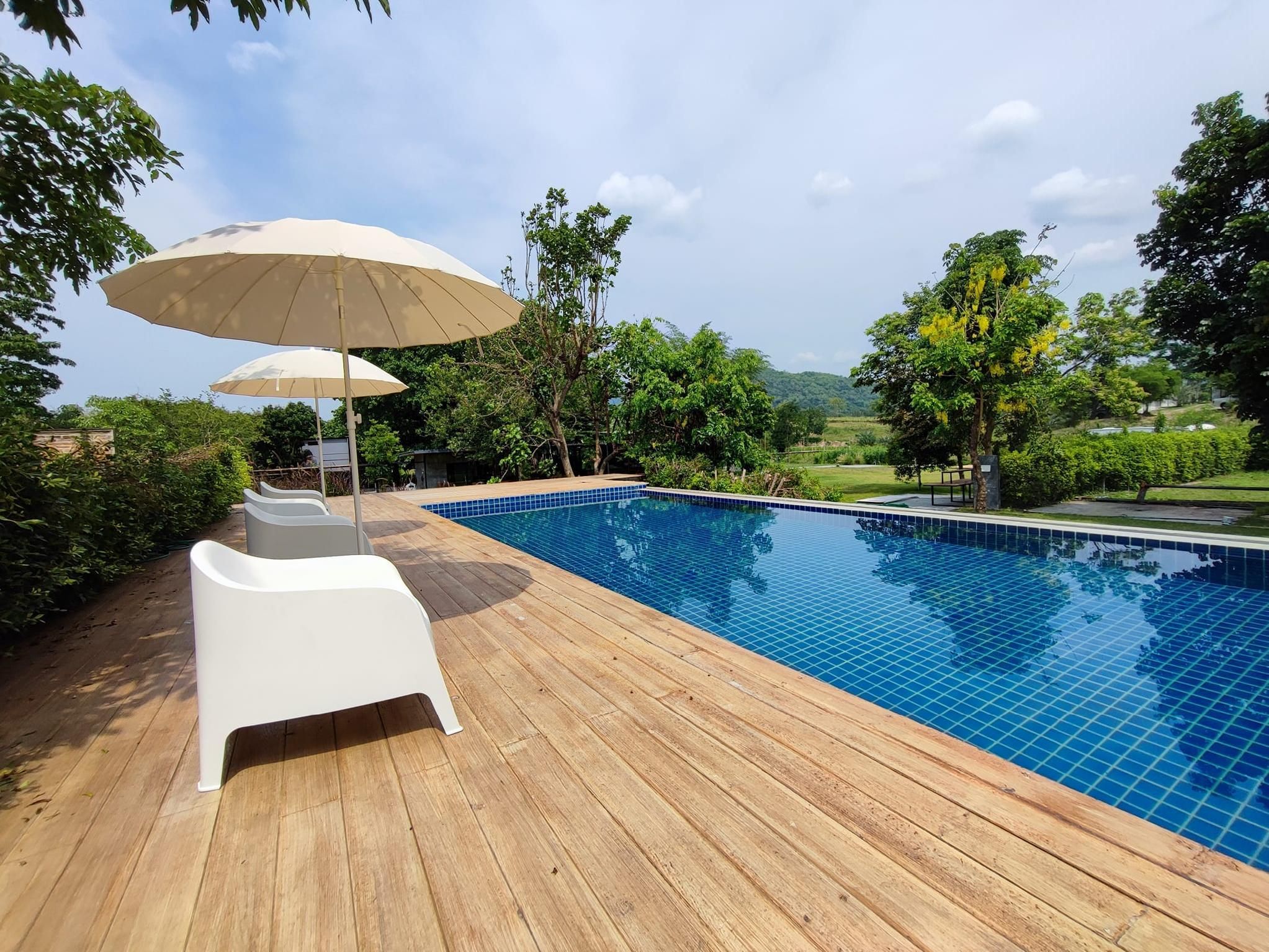 حوض السباحة