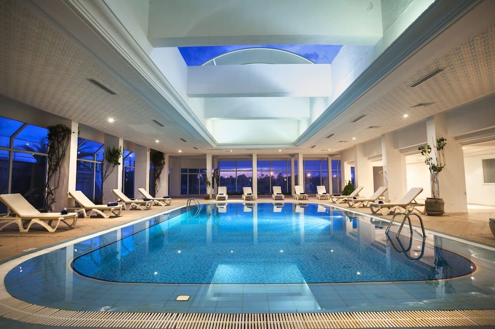 حوض السباحة