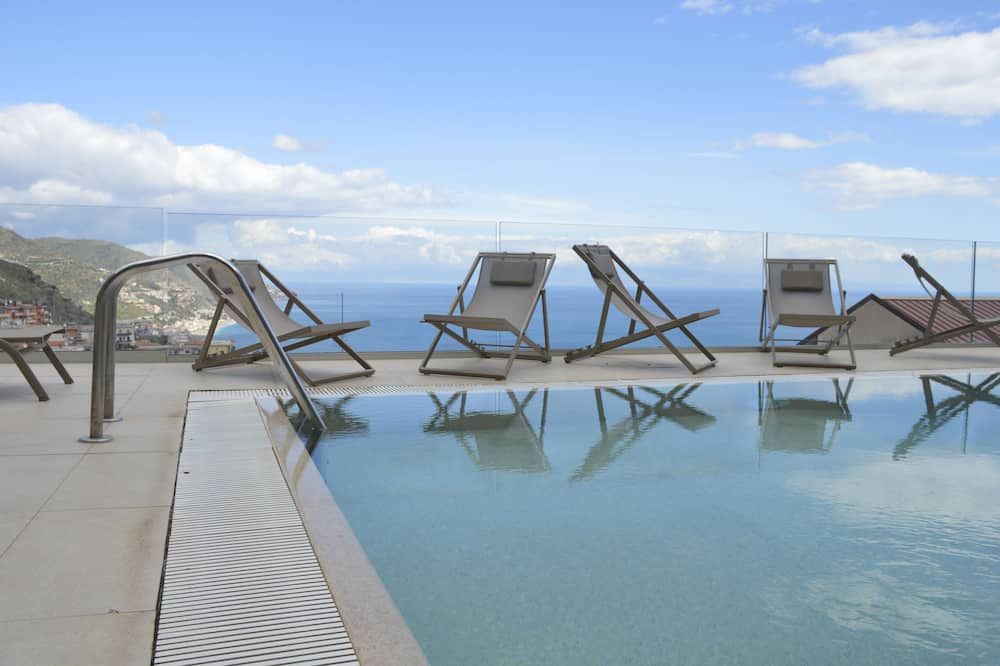 حوض السباحة