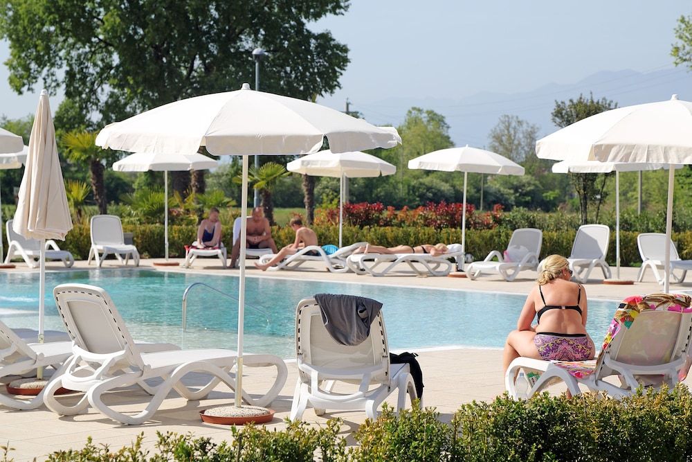 حوض السباحة