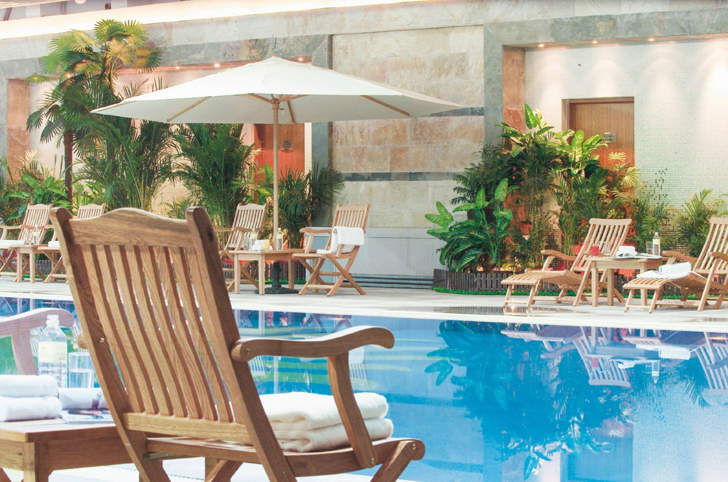 حوض السباحة