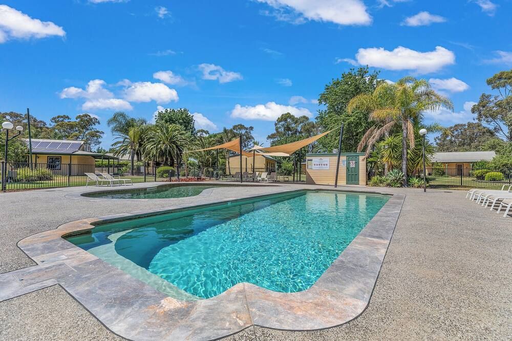 حوض السباحة