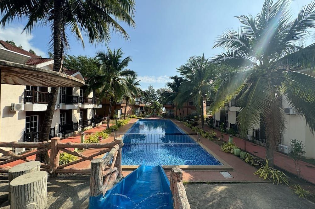 حوض السباحة