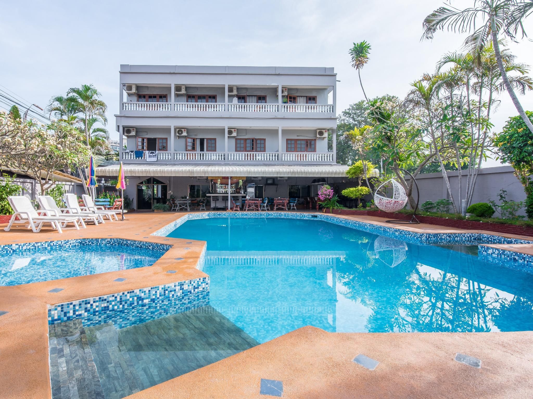 حوض السباحة