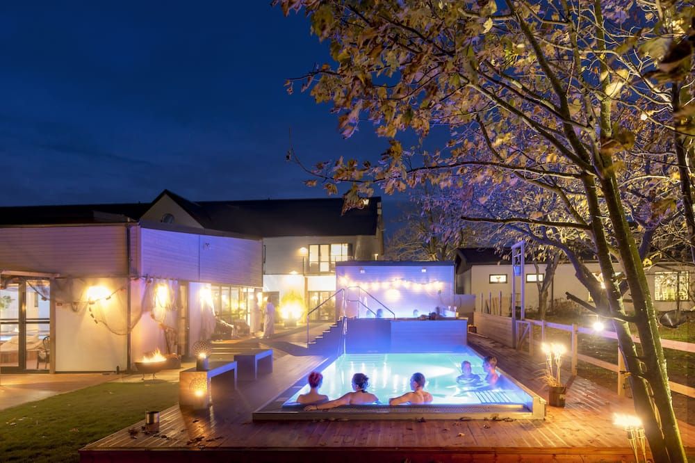 حوض السباحة