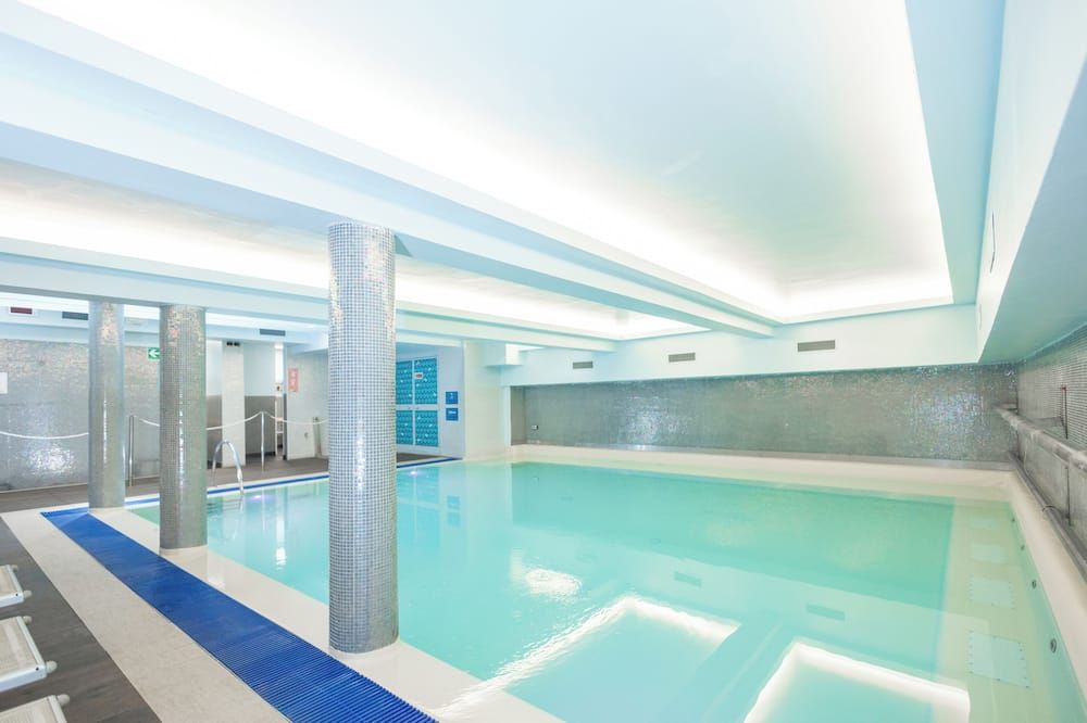 حوض السباحة