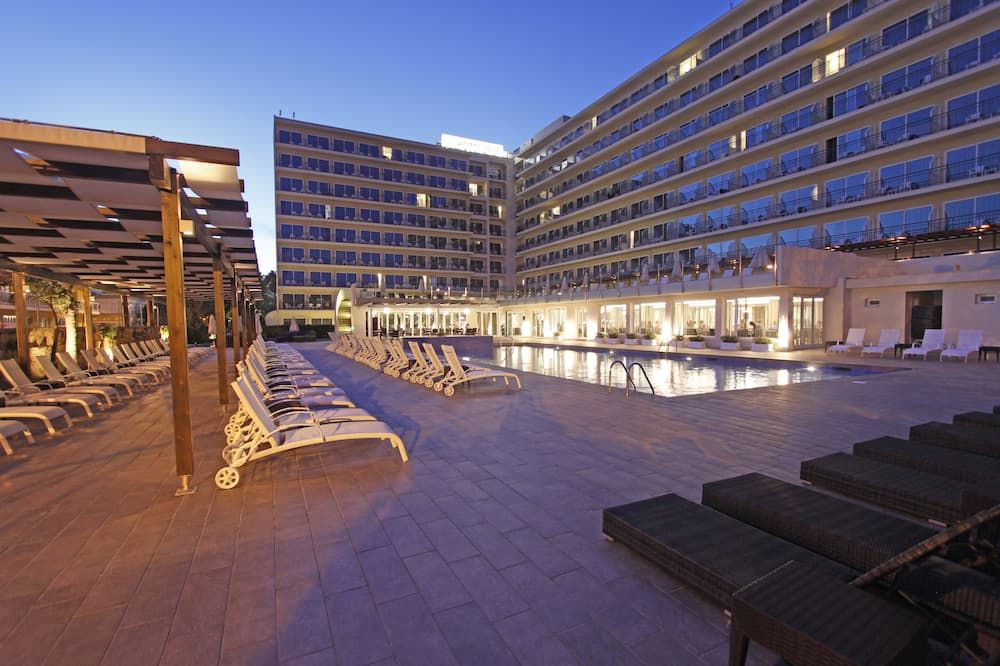 حوض السباحة