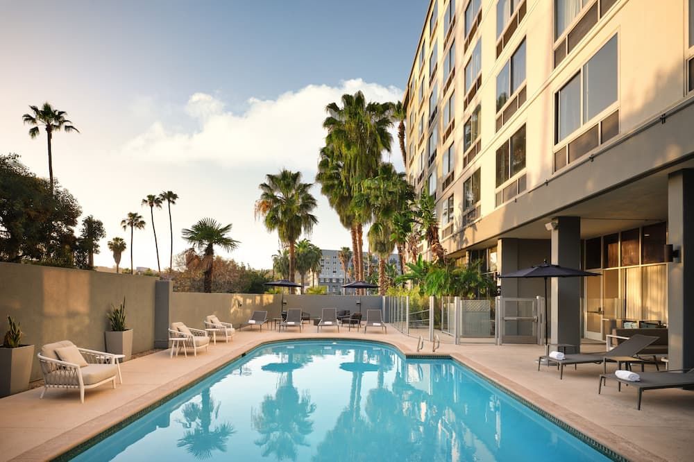 حوض السباحة