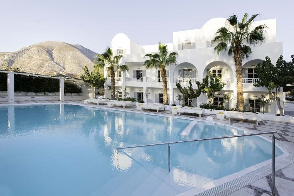 حوض السباحة