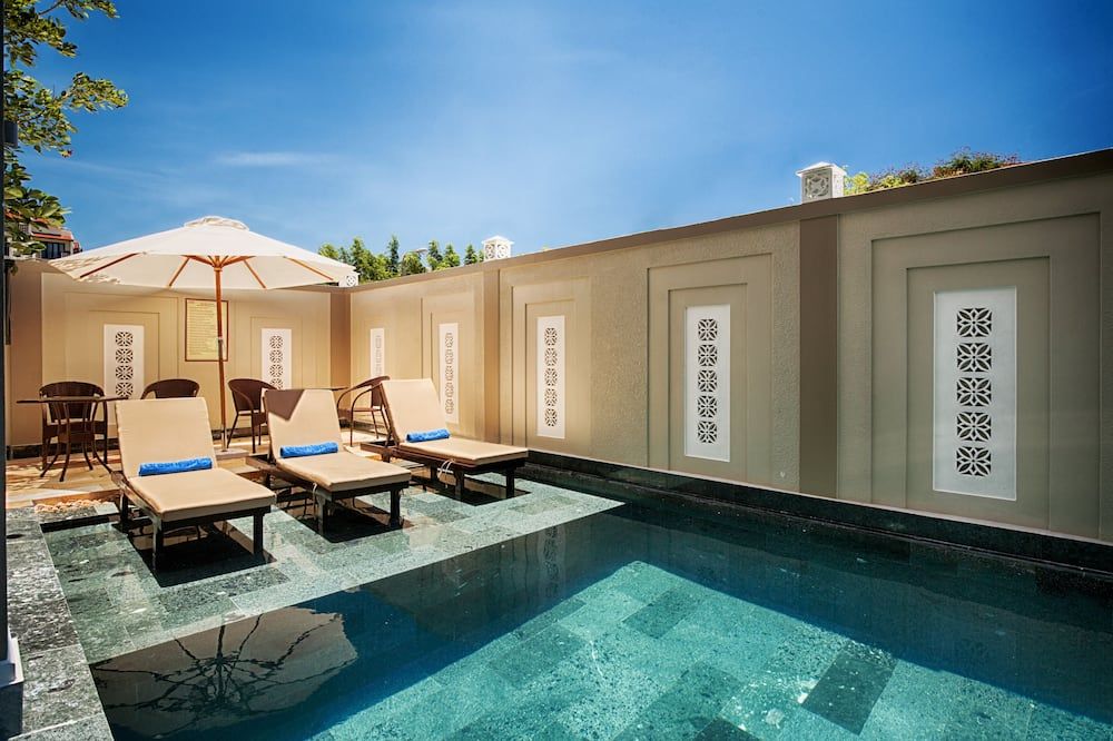 حوض السباحة